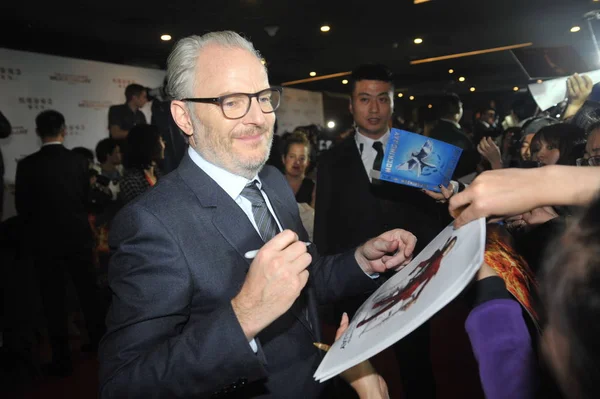 Amerikansk Regissör Francis Lawrence Center Tecken Autografer För Fans Premiär — Stockfoto