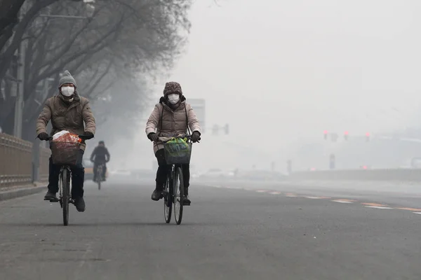 Ciclisti Che Indossano Maschere Viso Cavalcano Una Strada Smog Pesante — Foto Stock