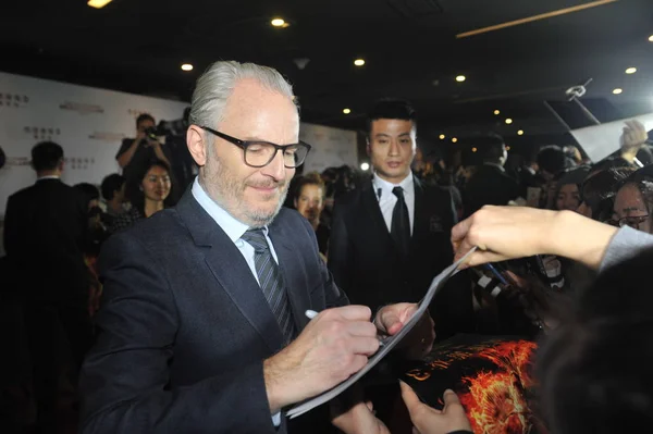 Amerikansk Regissör Francis Lawrence Center Tecken Autografer För Fans Premiär — Stockfoto