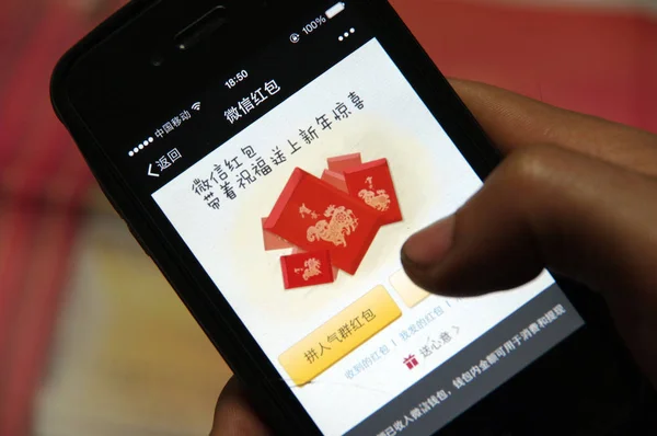 Ein Chinesischer Handynutzer Sendet Hongbao Roter Umschlag Freunde Über Die — Stockfoto