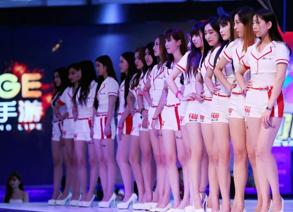 Showgirls Позувати Стенді Seasun Розваги Протягом Китай Цифрових Розваг Експоцентру — стокове фото