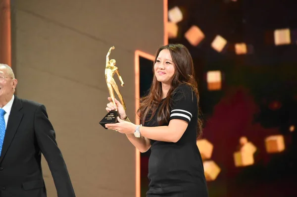 Star Tennis Chinoise Retraite Pose Avec Son Trophée Meilleure Athlète — Photo