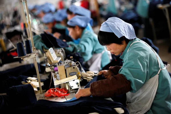 Pracownice Chiński Szyć Ubrania Fabryce Odzieży Huaibei Miasta Prowincji Anhui — Zdjęcie stockowe