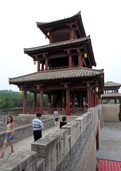 Посетители Прогуливаются Валу Перевала Хангу Городе Линбао Центральная Провинция Китая — стоковое фото