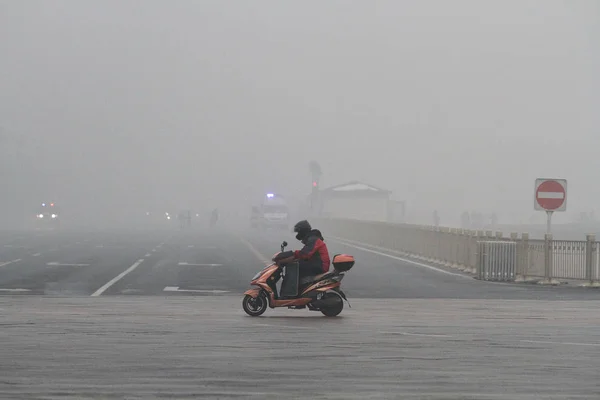 Ciclista Pasa Por Plaza Tiananmen Con Mucho Smog Beijing China — Foto de Stock