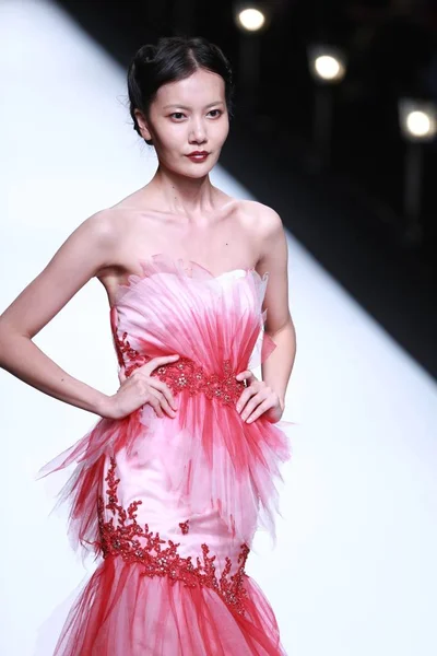 Mannequin Présente Une Nouvelle Création Défilé Mode Marque Chinoise Robe — Photo