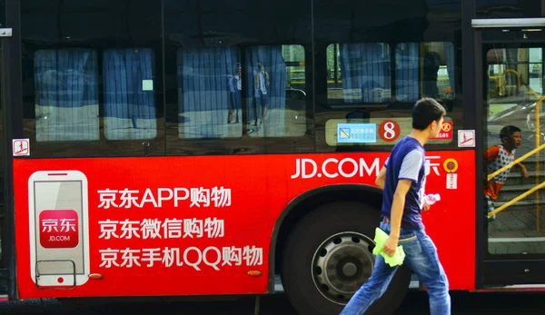 Pedestre Passa Por Ônibus Com Anúncio Varejista Online Chinês Com — Fotografia de Stock