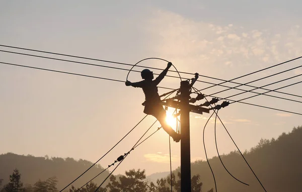 Eletricista Chinês Monta Linhas Energia Pólo Telégrafo Aldeia Mafan Condado — Fotografia de Stock