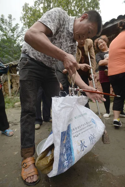 Aldeano Pesa Misterioso Monstruo Después Que Pescador Chino Liang Wenjun — Foto de Stock