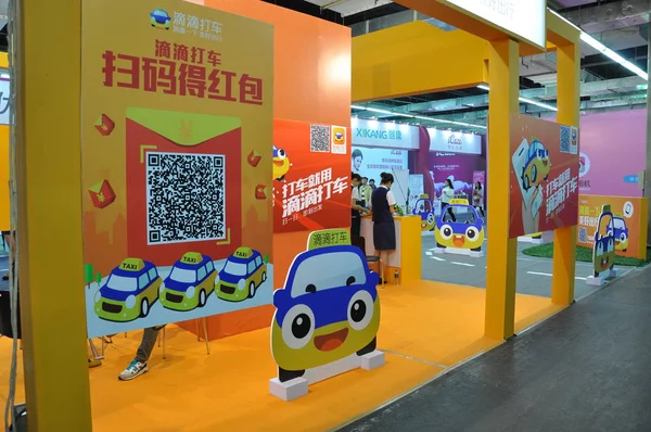 Вид Стенда Поддерживаемого Tencent Приложения Вызова Такси Didi Ярмарке Городе — стоковое фото