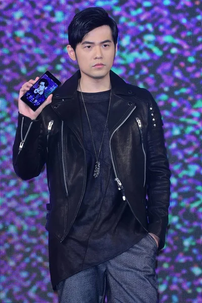 Тайваньский Певец Джей Чоу Позирует Смартфоном Sony Xperia Premium Рекламном — стоковое фото
