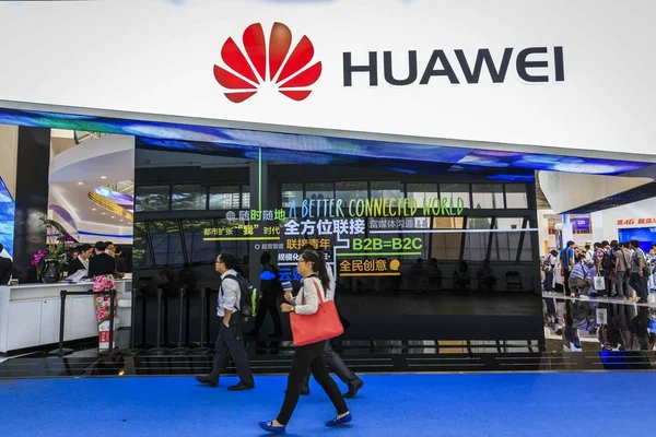 File Visitantes Passam Pelo Stand Huawei Durante Expo Comm China — Fotografia de Stock