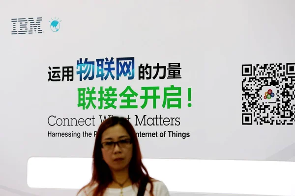 Человек Проходит Мимо Стенда Ibm Международной Выставке Потребительской Электроники Asia — стоковое фото