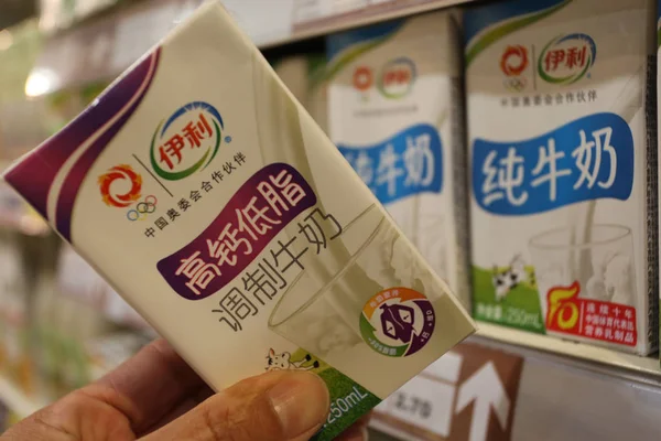 Kínai Ügyfél Üzletek Karton Yili Tejet Egy Szupermarket Xuchang Város — Stock Fotó