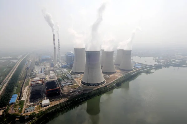 Dym Para Odprowadzane Kominów Wież Chłodniczych Elektrowni Węglowej Huainan Miasta — Zdjęcie stockowe