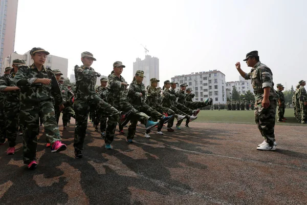 Fiatal Kínai Diákok Vesznek Részt Egy Katonai Képzésen Egy Középiskolában — Stock Fotó
