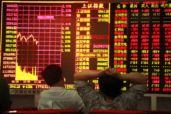 見て株価指数や株式 赤の価格上昇 と価格下落のため緑の価格 2015 日中国南部の海南省海口市の証券の家で中国の投資家が懸念しています — ストック写真