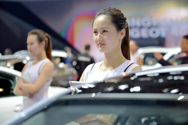 Hostessy Pozować Stoisku Peugeot Podczas Shanghai International Automobile Przemysłu Wystawy — Zdjęcie stockowe