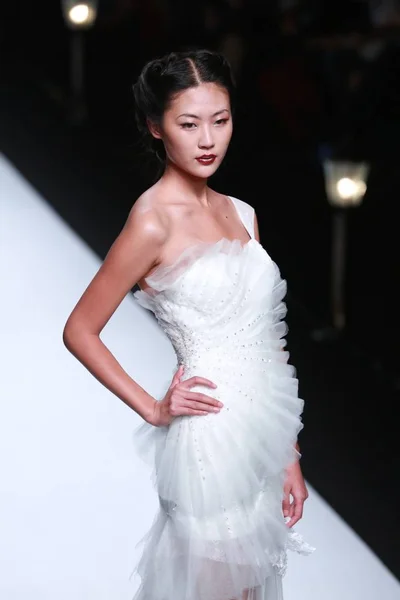 Mannequin Présente Une Nouvelle Création Défilé Mode Marque Chinoise Robe — Photo