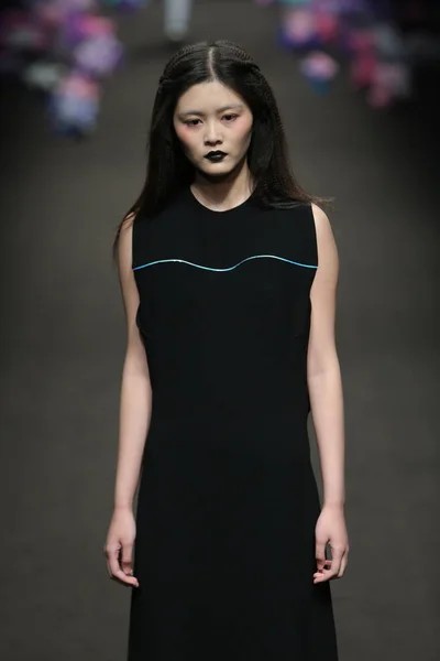 Mannequin Présente Une Nouvelle Création Défilé Wenjun Lors Fashion Week — Photo