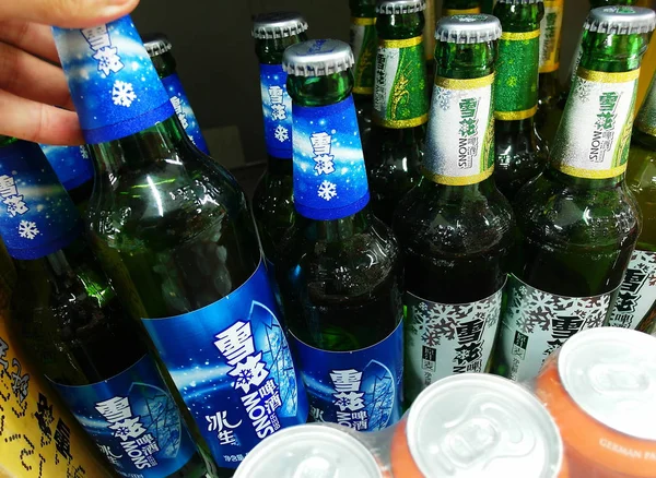 2014 中国湖北省宜昌市のスーパーで中国リソース雪ビール株式会社のビール雪のボトルを購入する顧客 — ストック写真