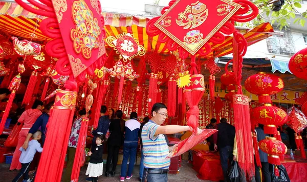 Los Residentes Chinos Locales Compran Calcomanías Rojas Otras Decoraciones Para — Foto de Stock