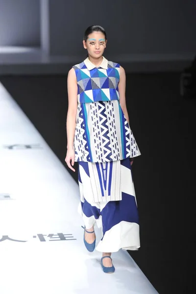 2015 베이징 2016 메신저 2015 졸업생 컬렉션의 패션쇼에서 새로운 창조를 — 스톡 사진