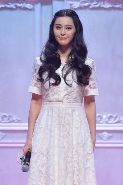 Chinese Actrice Bingbing Fan Vormt Tijdens Persconferentie Voor Een Online — Stockfoto