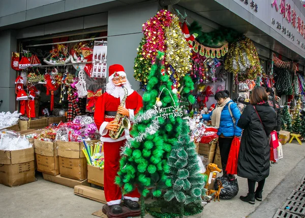 Kunden Kaufen Weihnachtsartikel Einem Geschäft Der Stadt Xuzhou Der Ostchinesischen — Stockfoto