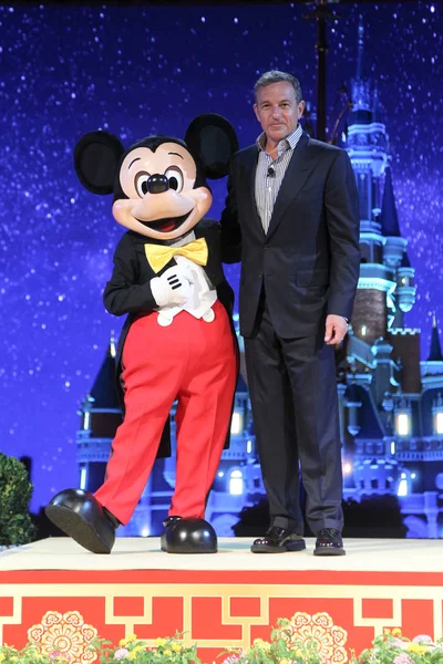 Presidente Ceo Disney Bob Iger Derecha Posa Con Animador Vestido —  Fotos de Stock