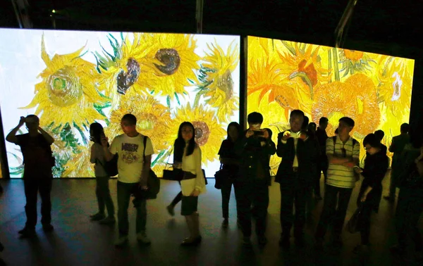 Visitors Multimedia Exhibit Dutch Artist Vincent Van Goghs Paintings Art — Stock Photo, Image
