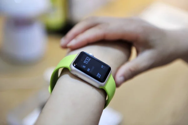 2015年5月16日 一位客户在中国东部江苏省南京市的一家商店尝试苹果手表智能手机 — 图库照片
