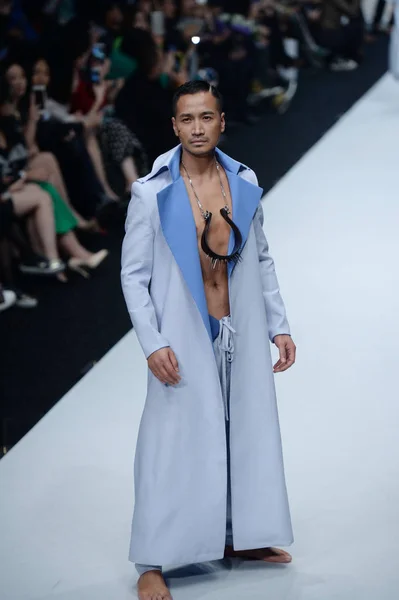 Chinese Acteur Hij Shengming Toont Een Nieuwe Creatie Sheguang Fashion — Stockfoto