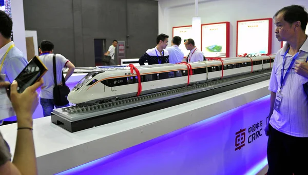 Besökare Tittar Modeller Crh Kina Railway Höghastighets Tåg Bullet Train — Stockfoto