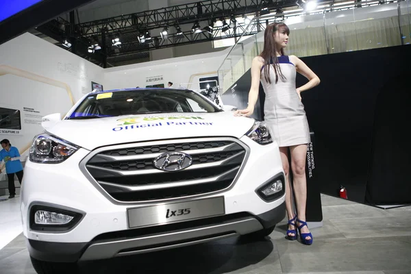 Модель Позирует Hyundai Ix35 Suv Время Пекинской Международной Автомобильной Выставки — стоковое фото