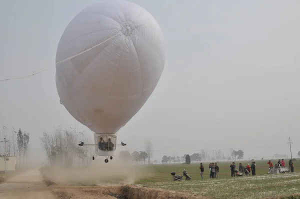 Zeppelin Által Kínai Termelő Shi Songbo Leveszi Egy Repülés Közben — Stock Fotó