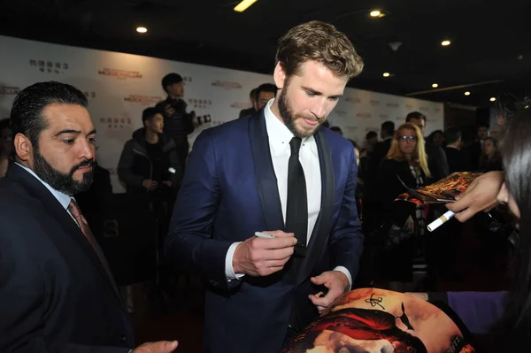 Actor Australiano Liam Hemsworth Centro Firma Autógrafos Para Los Fans — Foto de Stock