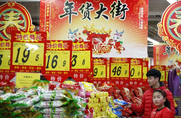 Customers Shop Snacks Supermarket Huaibei City East China Anhui Province — стоковое фото
