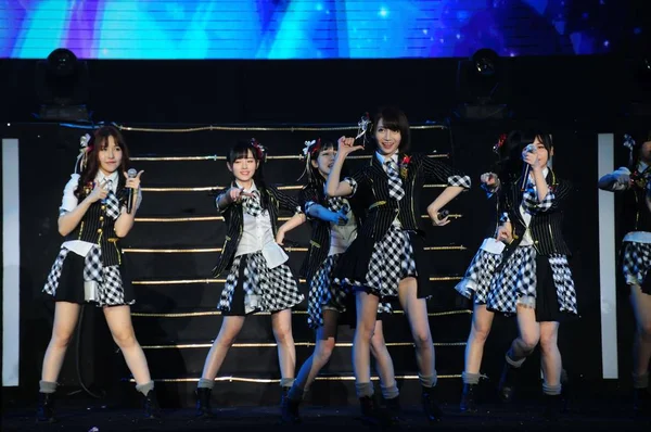 Snh48 姉妹グループのアイドルのメンバー日本のポップ女の子のグループ Akb48 グループは 2015 上海で Snh48 2015 ベスト コンサートで実行 — ストック写真