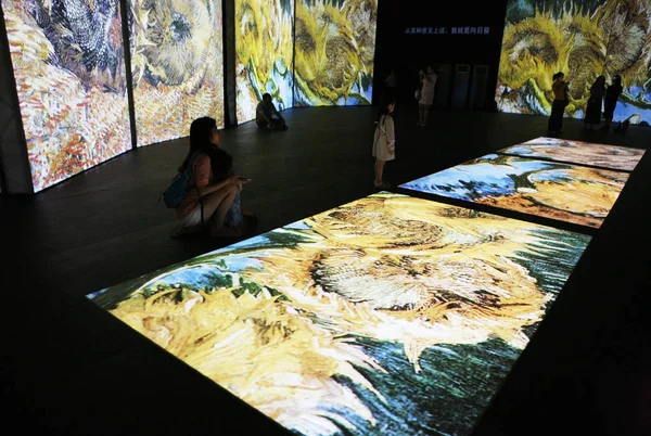 Visitors Enjoy Multimedia Exhibit Dutch Artist Vincent Van Gogh Paintings — Stock Photo, Image