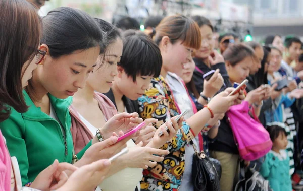 Junge Chinesische Frauen Benutzen Ihre Smartphones Einem Einkaufszentrum Der Stadt — Stockfoto