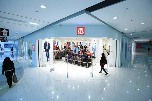 Customer Enters Store Uniqlo Shopping Mall Shanghai China November 2013 — Stock Photo, Image