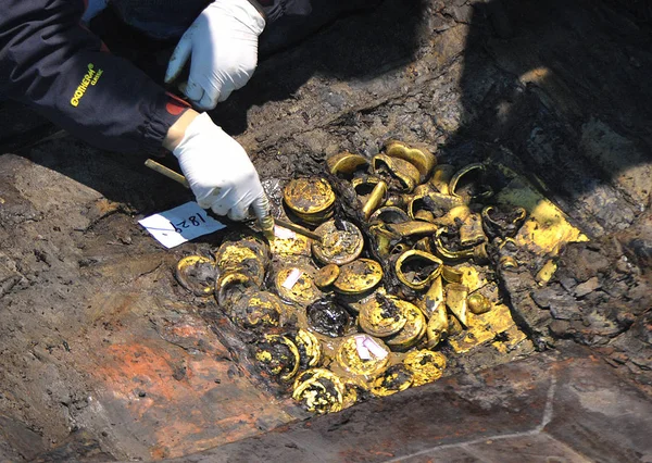 Китайский Археолог Раскопал Золотые Предметы Гробницы Хайхунхоу Маркиз Хайхун Датируемой — стоковое фото