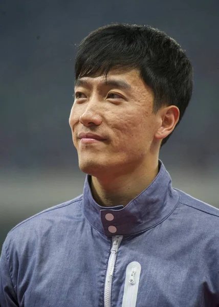 2015 日を中国 上海で 2015 Iaaf ダイヤモンド リーグとフィールド ミートの引退式で笑顔を見せる中国ハードル劉翔 — ストック写真