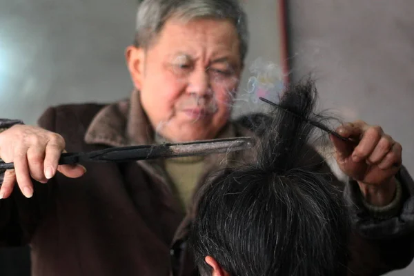 Coiffeur Chinois Wang Weimei Utilise Une Paire Pinces Feu Chaud — Photo