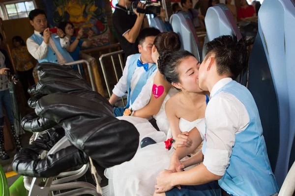그들은 발렌타인 데이로 알려진 Qixi 축제에 공원에서 결혼식에서 코스터를 중국의 — 스톡 사진