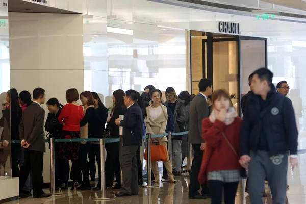 2015年3月19日 在中国上海南京西路66号广场 中国客户在香奈儿时尚专卖店前排起了长队 — 图库照片