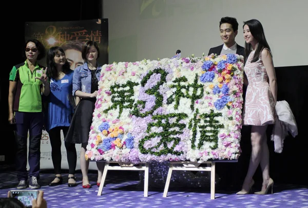 Die Chinesische Schauspielerin Liu Yifei Rechts Und Ihr Südkoreanischer Schauspieler — Stockfoto