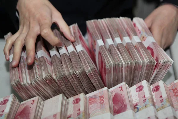 Impiegato Cinese Conta Banconote Rmb Renminbi Yuan Una Banca Nella — Foto Stock