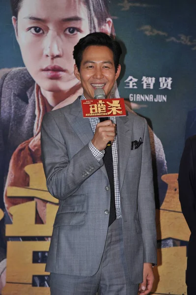 韓国の人気俳優イ ジョンジェは 2015 日彼の映画 北京で のプレミアのレッド カーペットに笑顔します — ストック写真